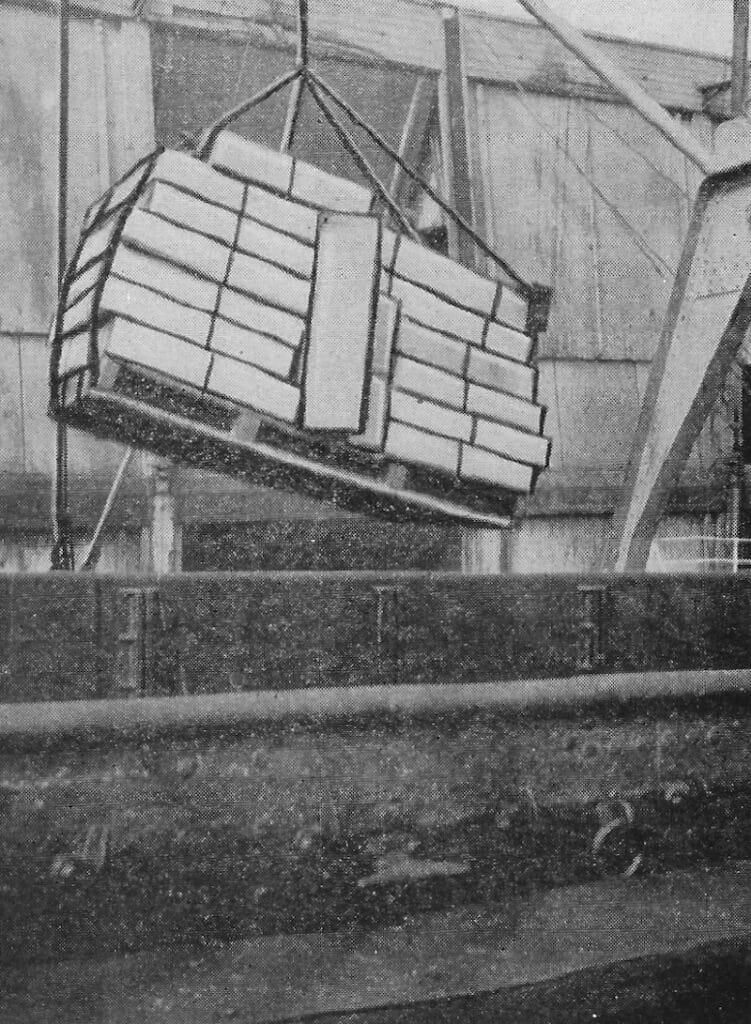 decorative image: sling handling for stowage.(old picture)